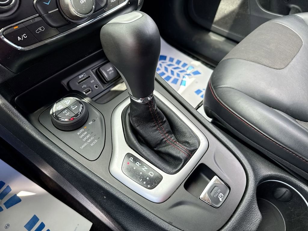 Used 2017 Jeep Cherokee Trailhawk image 19