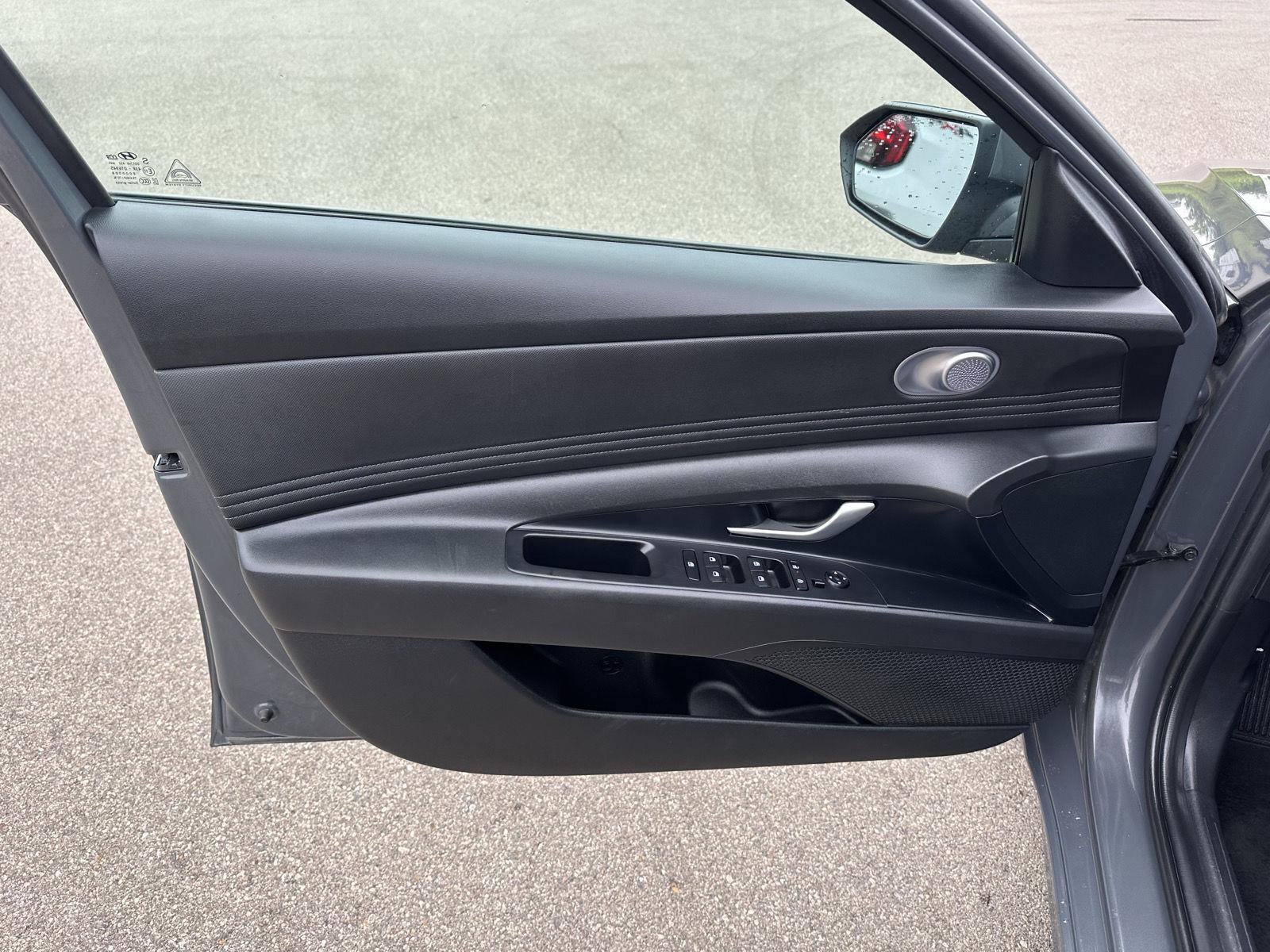 Used 2025 Hyundai Elantra SEL FWD image 17