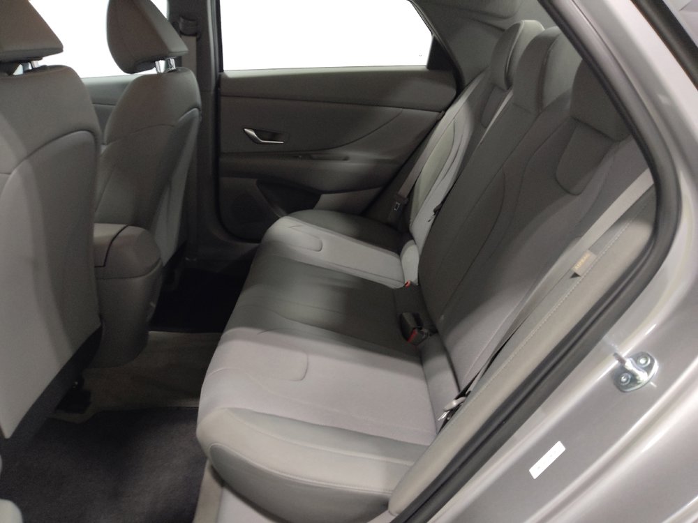 Used 2025 Hyundai Elantra SE w/ Cargo Package image 18