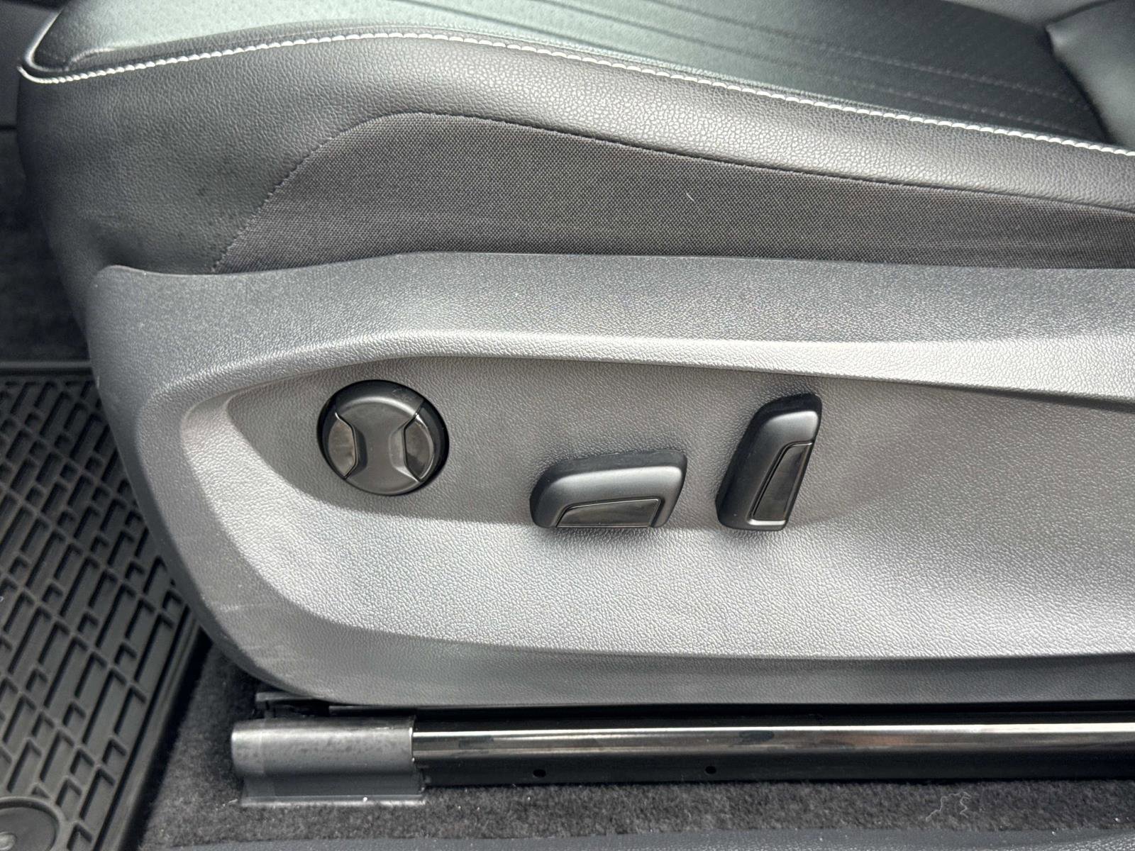 Certified 2023 Volkswagen Tiguan SE R-Line image 23