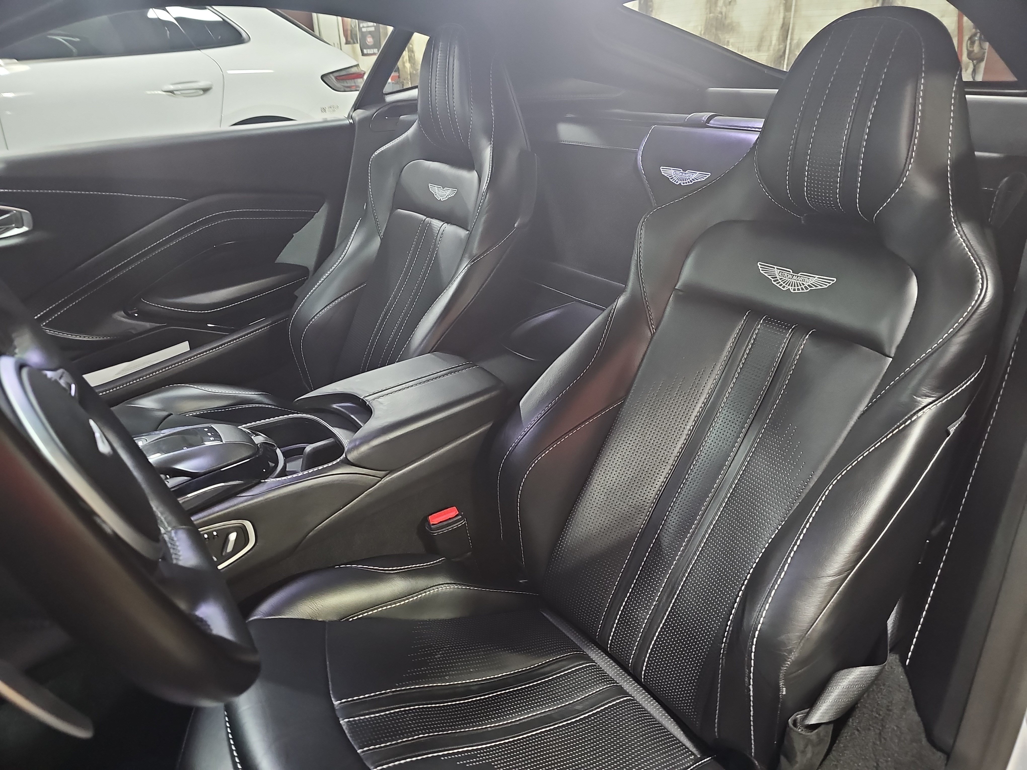 Used 2019 Aston Martin V8 Vantage Coupe RWD image 12