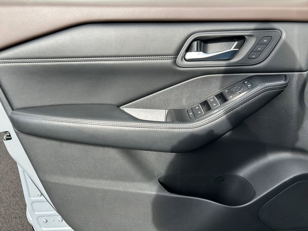 Used 2023 Nissan Rogue SL w/ SL Premium Package image 22