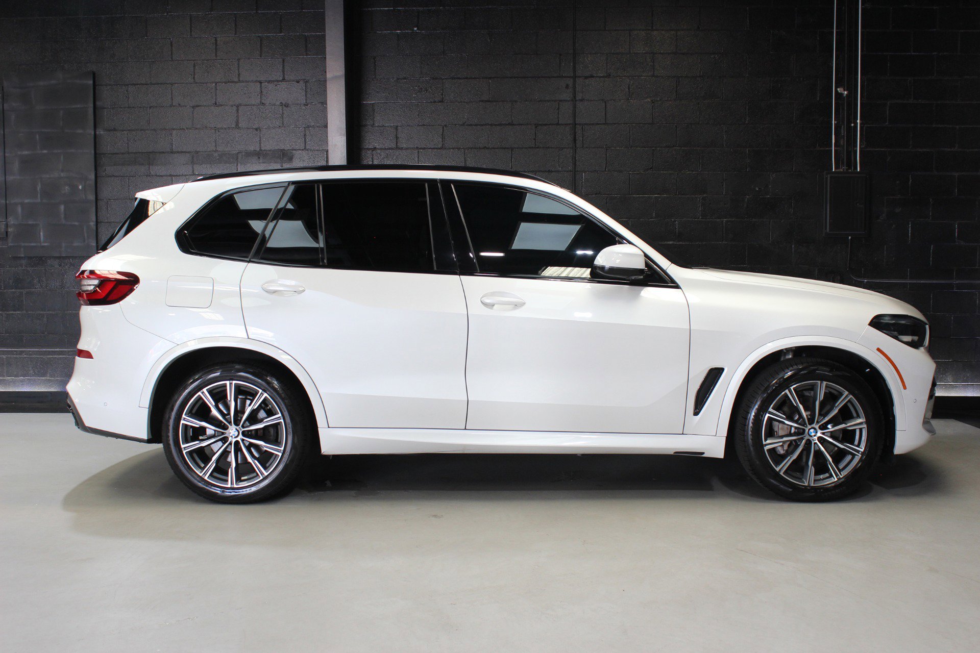 Used 2021 BMW X5 sDrive40i w/ M Sport Package image 12