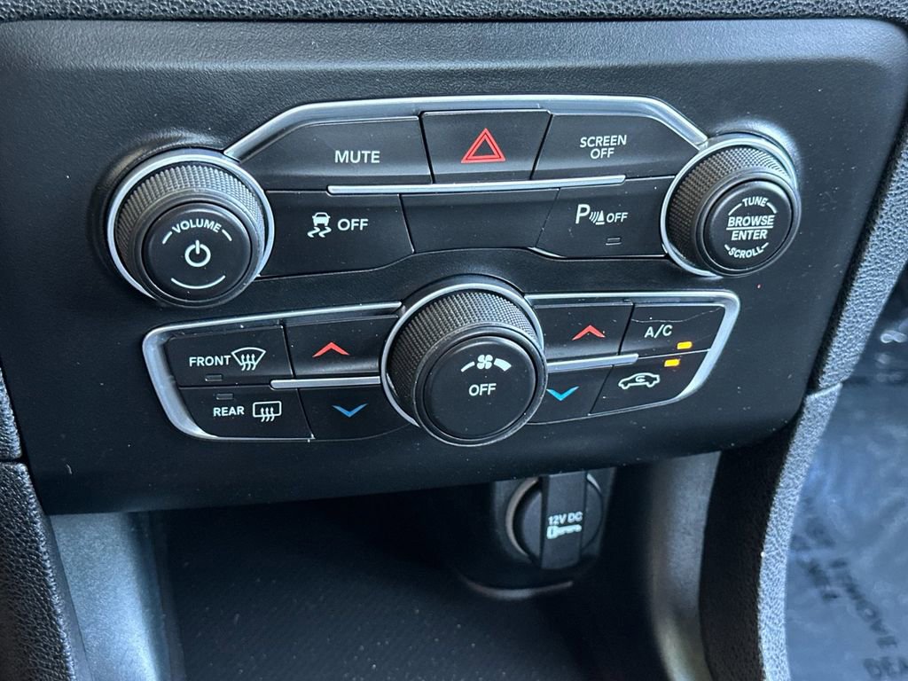 Used 2018 Dodge Charger SXT w/ Blacktop Package RWD image 18