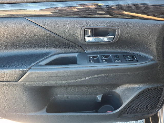 Used 2017 Mitsubishi Outlander SEL AWD/4WD image 13
