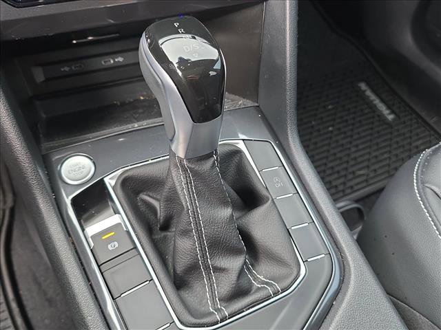 Used 2024 Volkswagen Tiguan SE w/ Panoramic Sunroof Package image 14