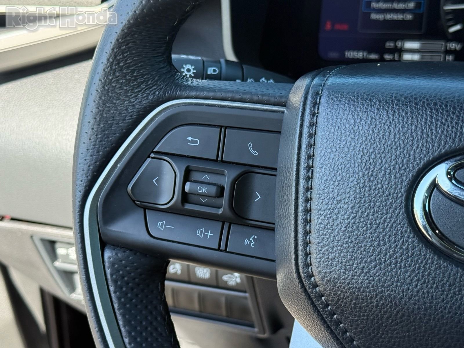 Used 2025 Toyota Tundra Limited AWD/4WD image 17