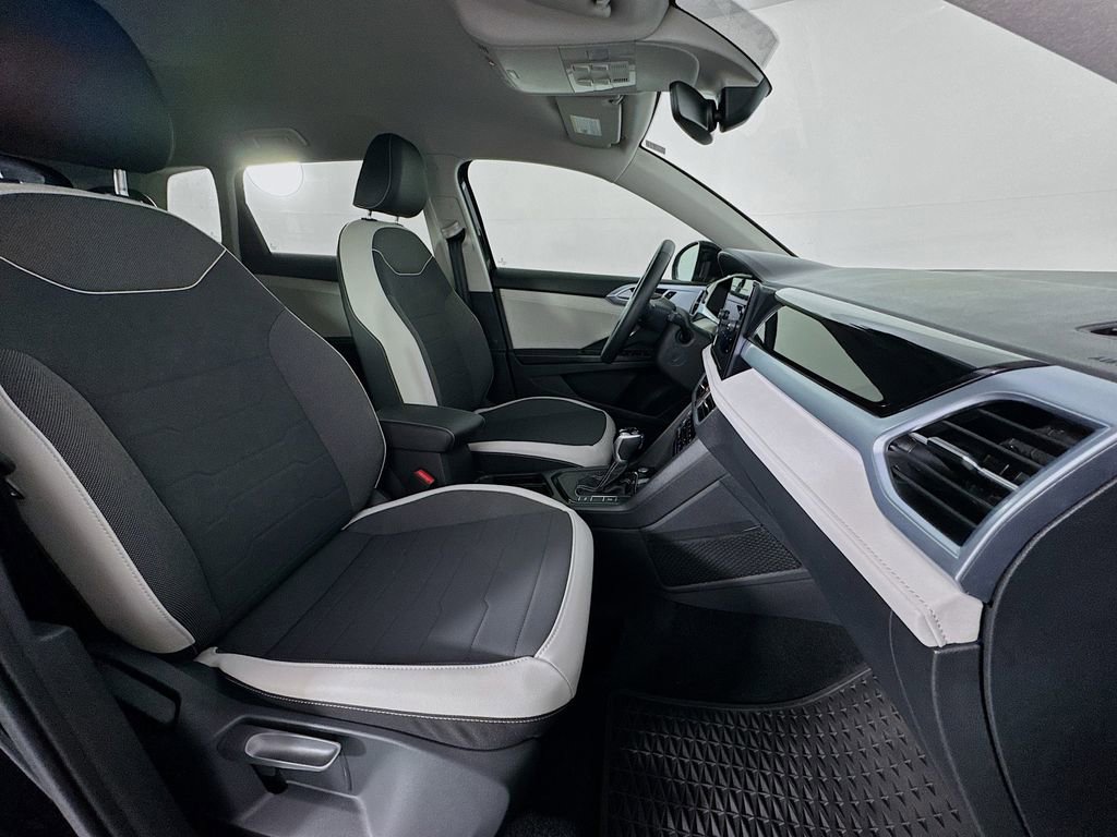 Used 2025 Volkswagen Taos SE image 35