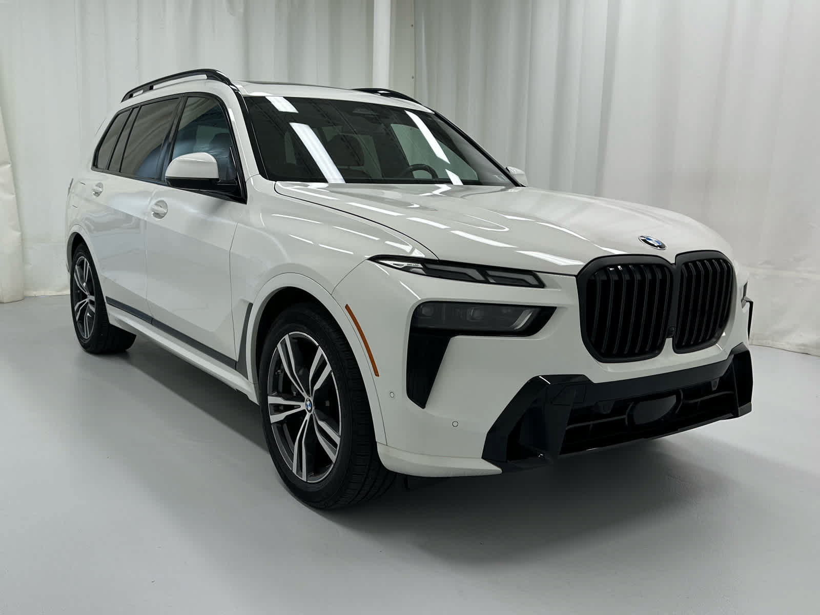 Used 2023 BMW X7 xDrive40i w/ M Sport Package AWD/4WD image 2