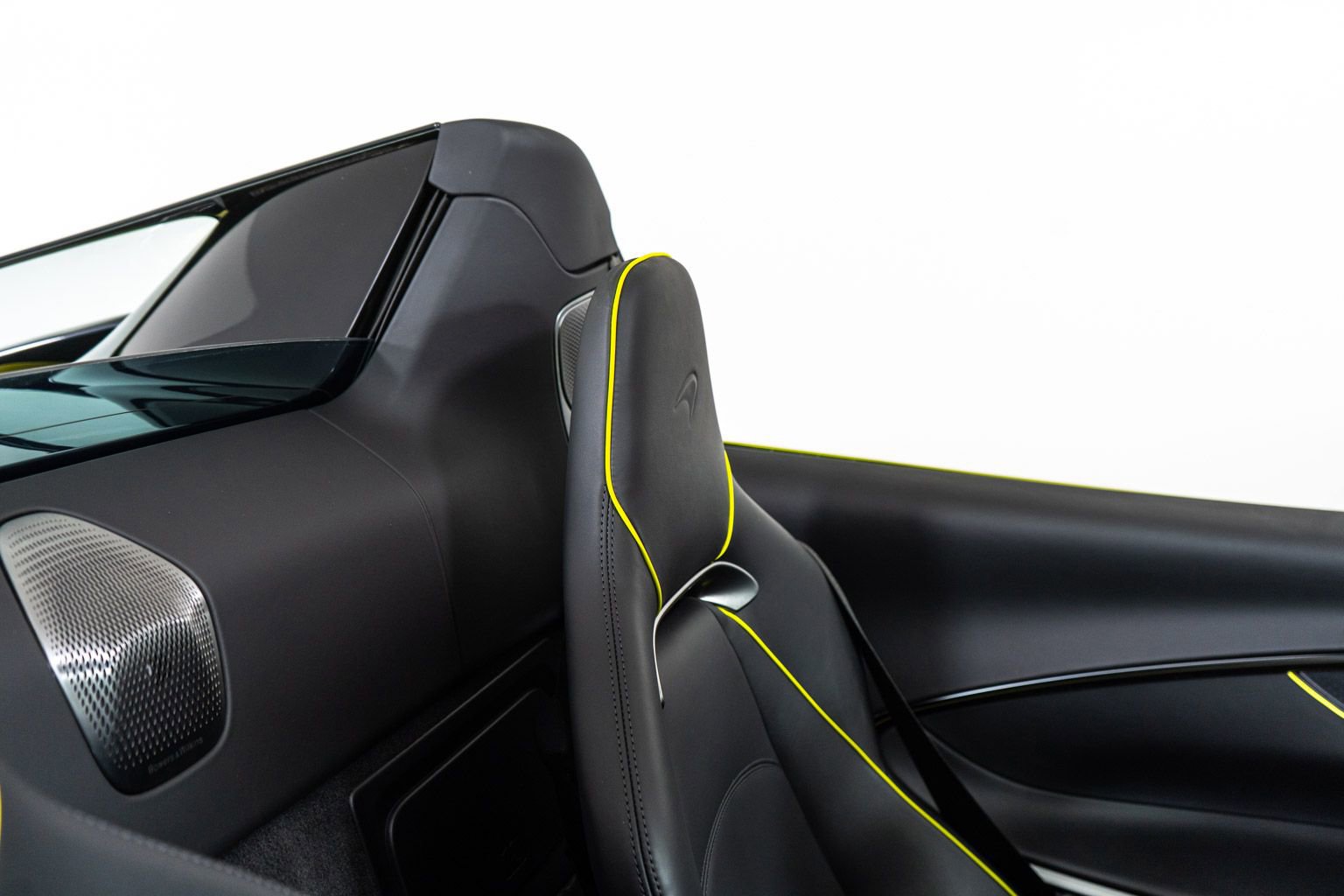 Used 2025 McLaren Artura Spider image 42