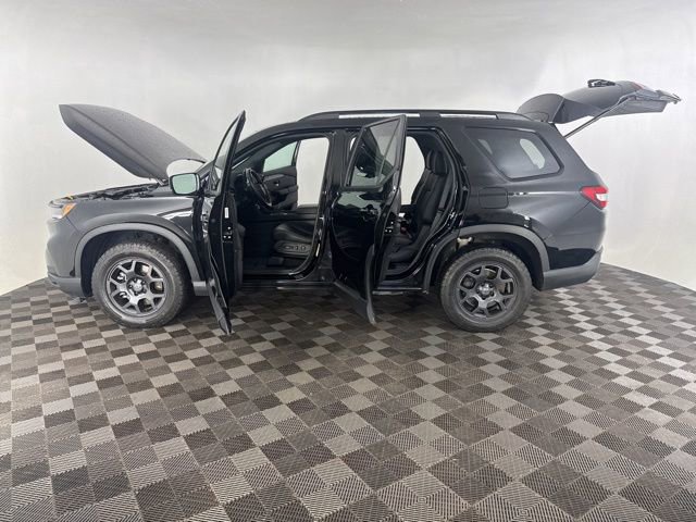 Certified 2025 Honda Pilot TrailSport image 12