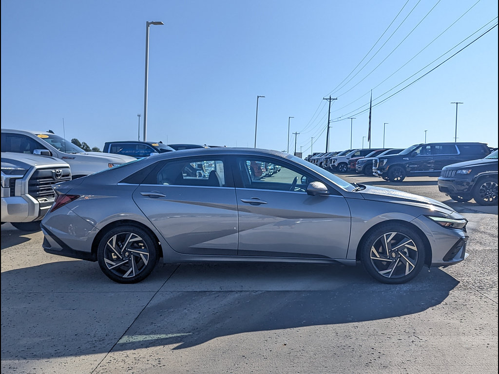 Used 2024 Hyundai Elantra Limited FWD image 6