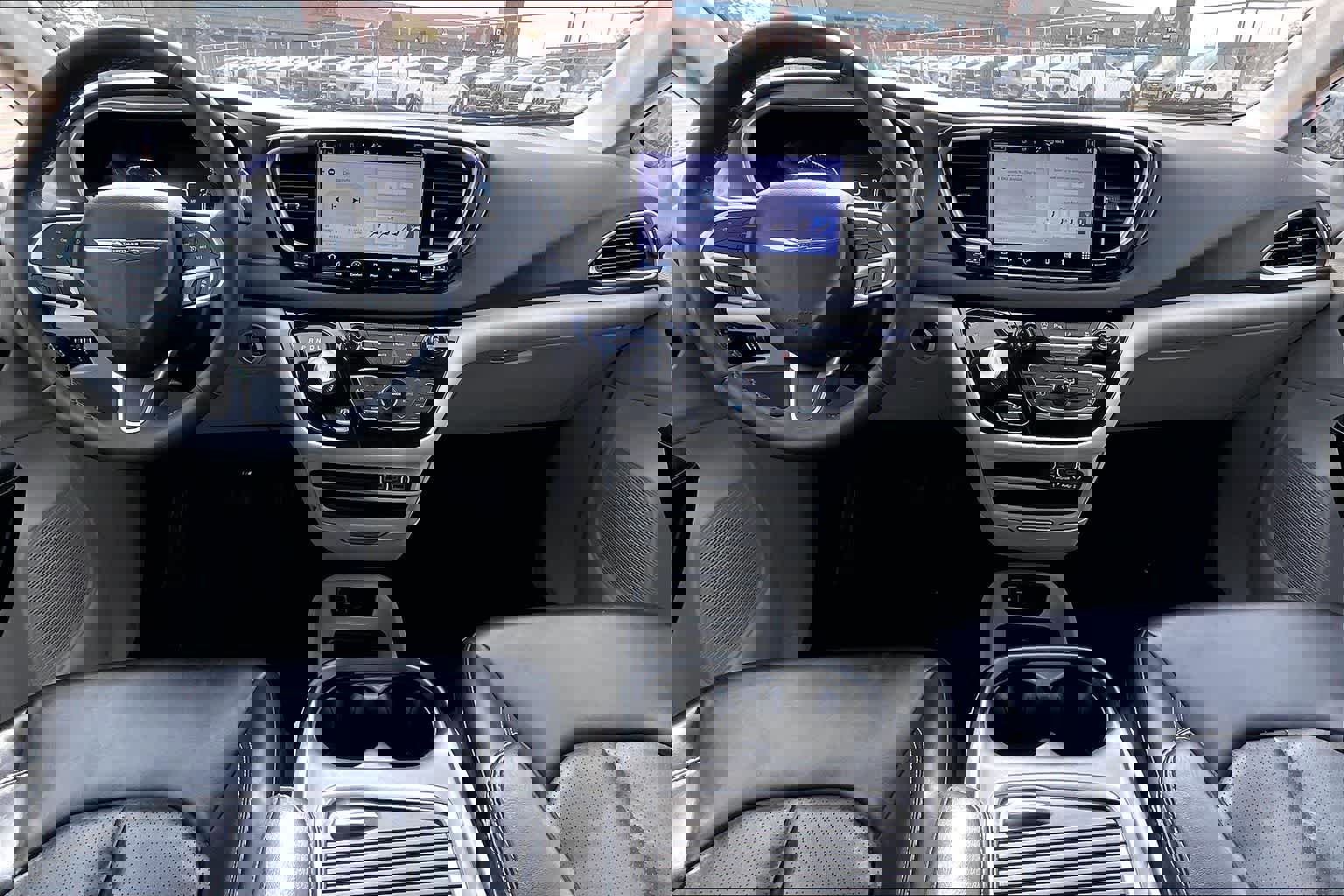 Used 2023 Chrysler Pacifica Touring-L image 10