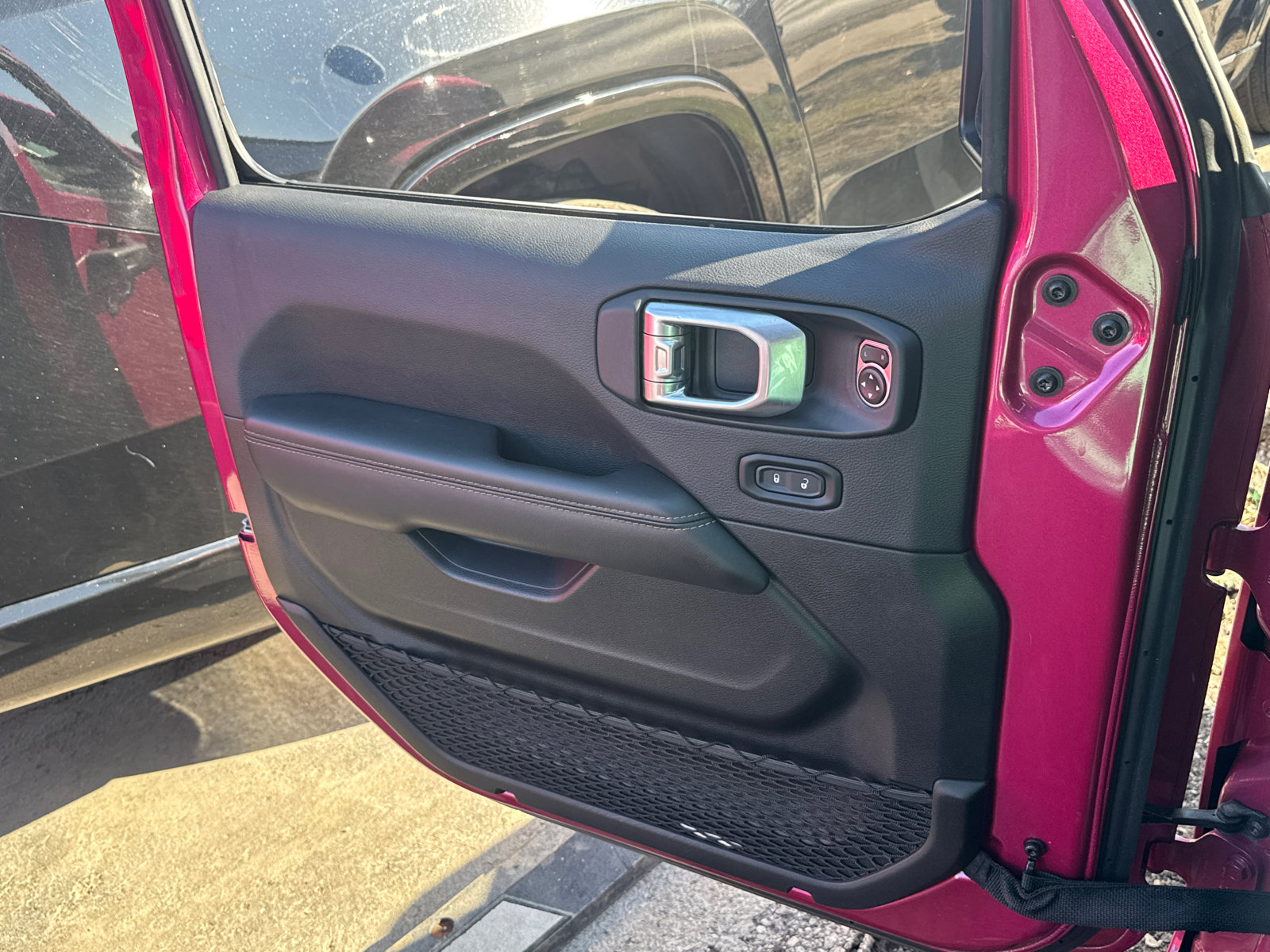 Used 2024 Jeep Wrangler Sahara w/ Safety Group image 17