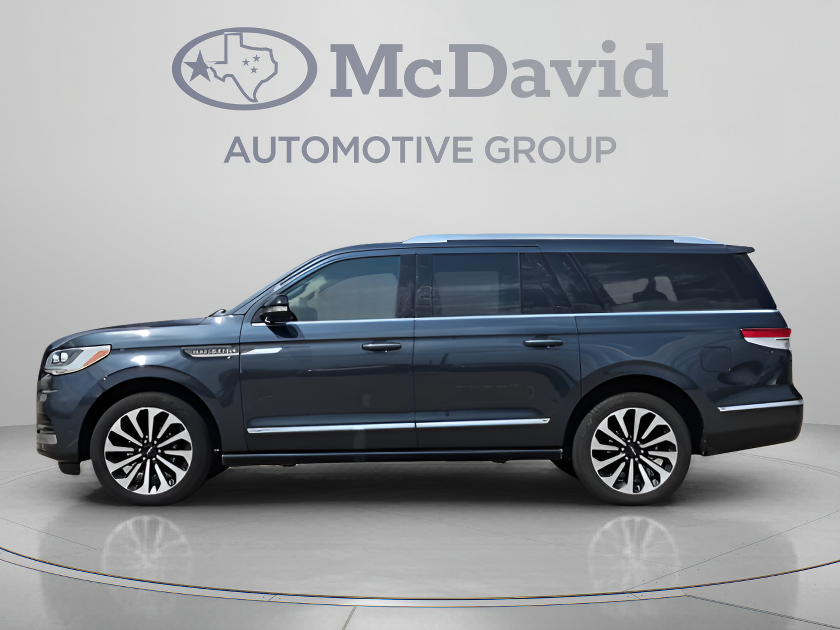 Certified 2024 Lincoln Navigator L Reserve AWD/4WD image 2