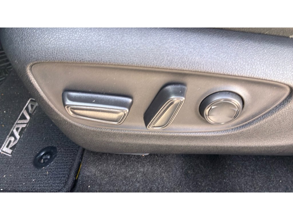 Used 2022 Toyota RAV4 XLE w/ Convenience Package image 11