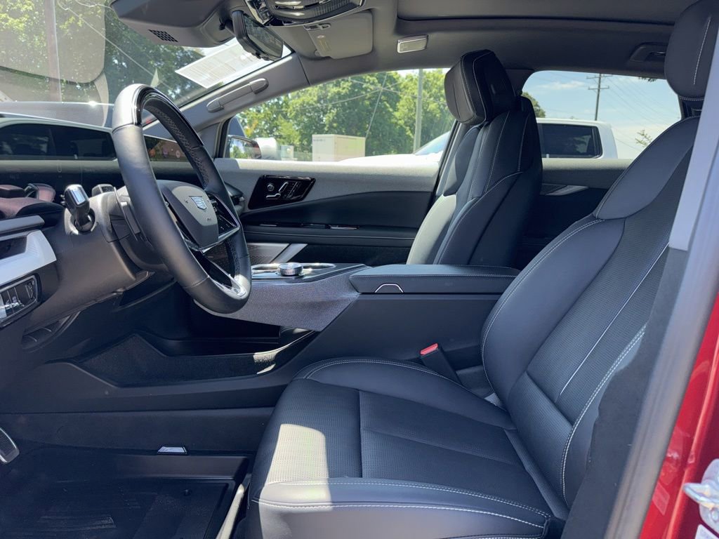 Used 2025 Cadillac Optiq Sport 2 w/ LPO, Floor Liner Package AWD/4WD image 9