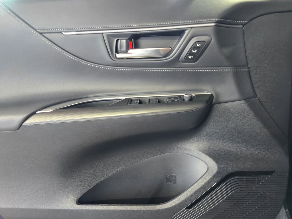 Used 2023 Toyota Venza Limited image 12