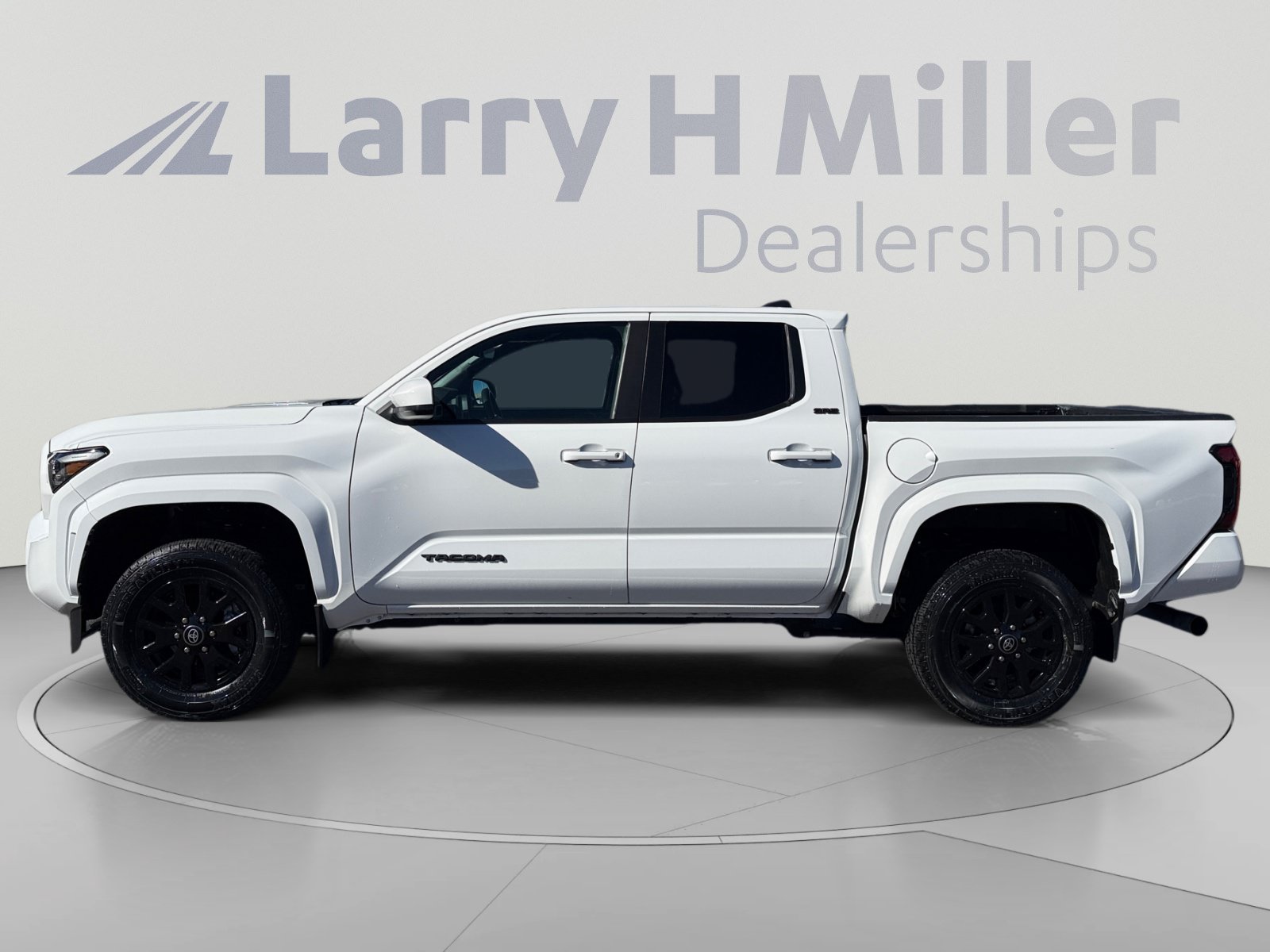 Used 2024 Toyota Tacoma SR5 AWD/4WD image 2