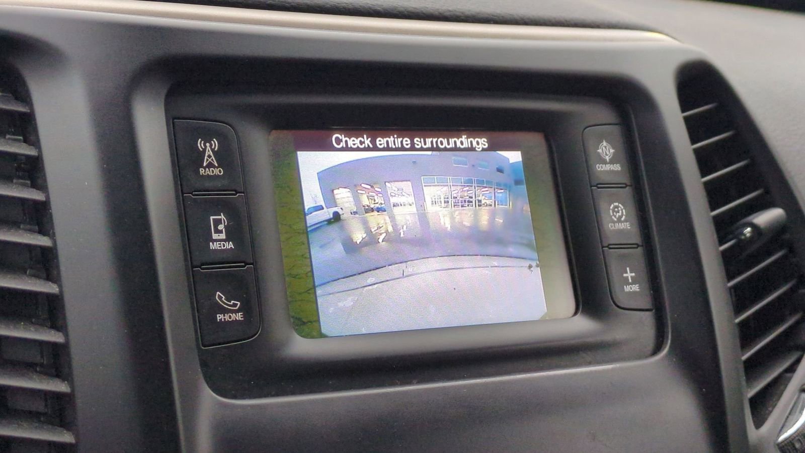 Used 2016 Jeep Cherokee Latitude w/ Comfort/Convenience Group image 32