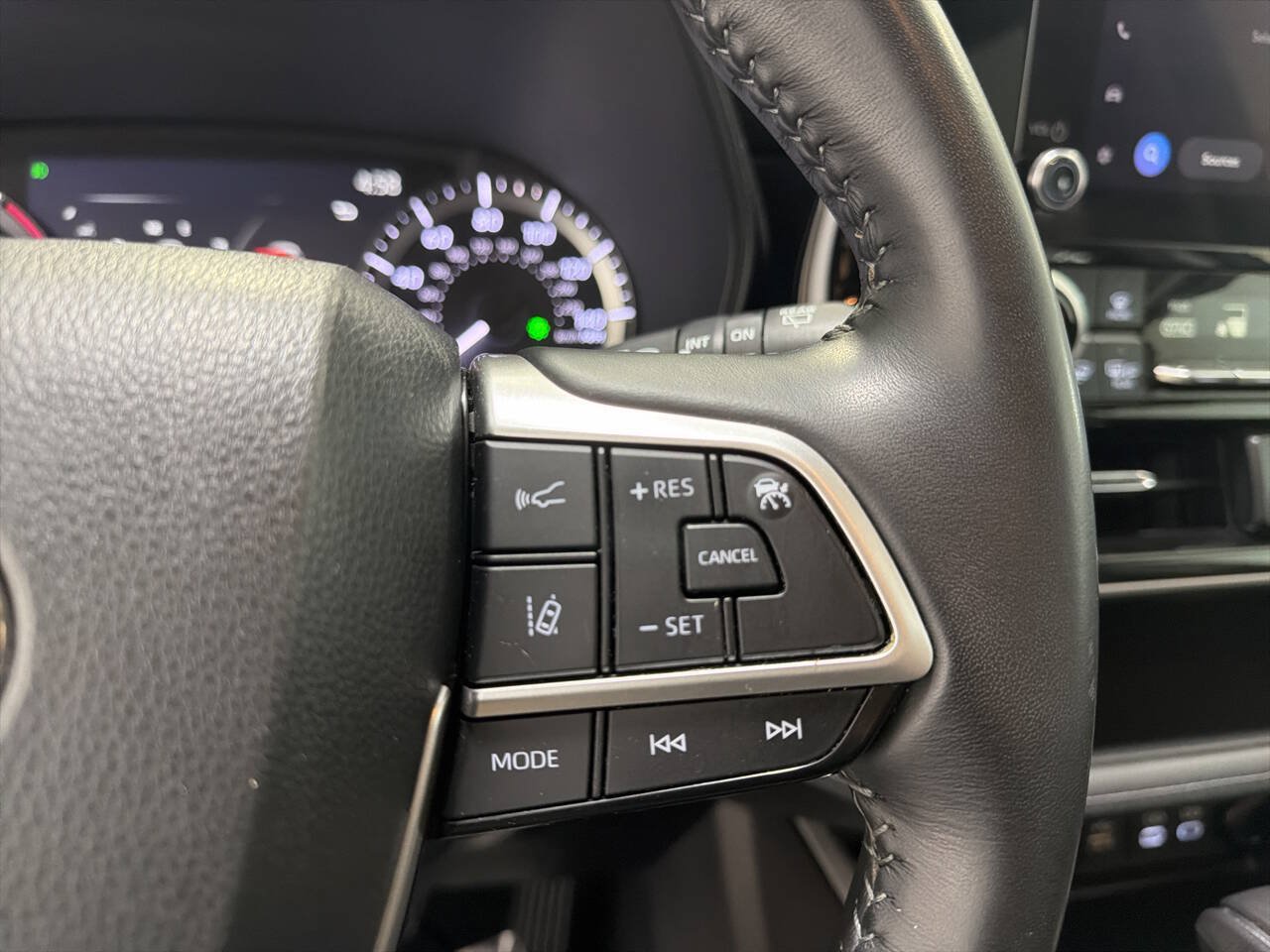 Used 2023 Toyota Highlander LE AWD/4WD image 17