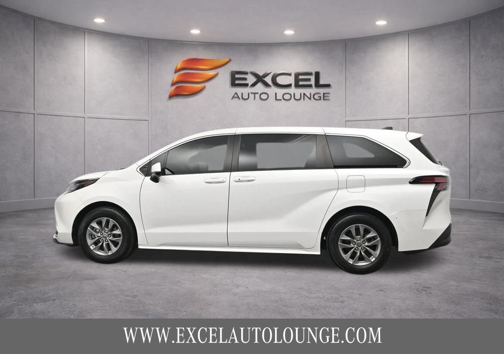 Used 2022 Toyota Sienna LE image 3