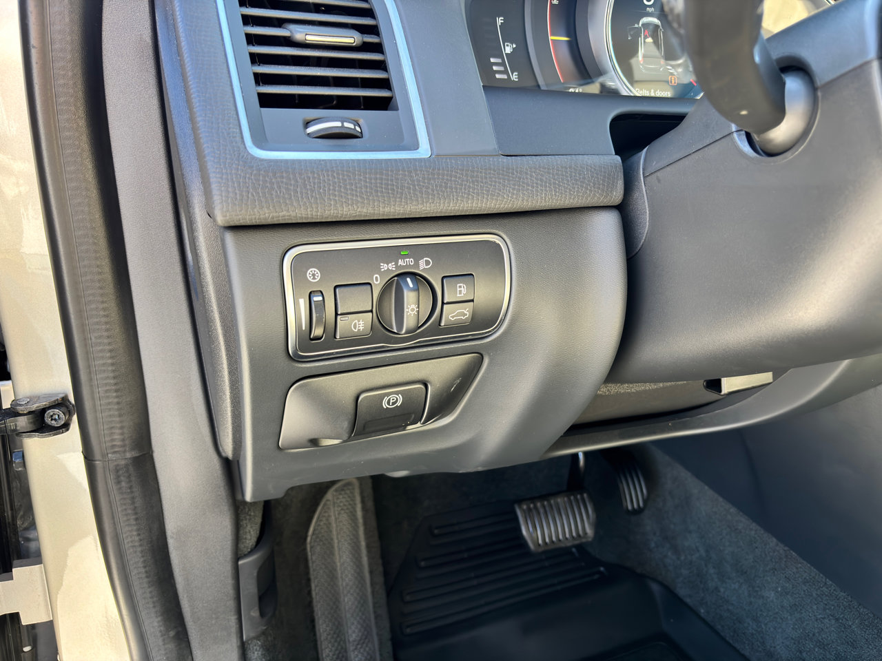 Used 2017 Volvo XC60 T6 Dynamic w/ Preferred Option Package AWD/4WD image 20