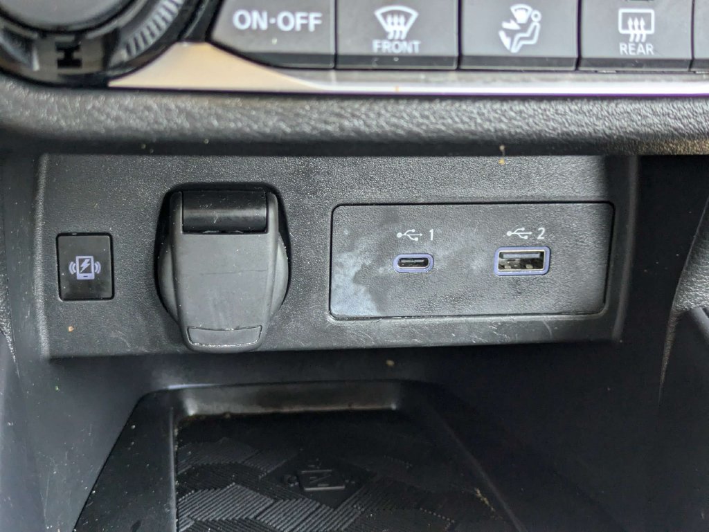Used 2025 Nissan Versa SR FWD image 21