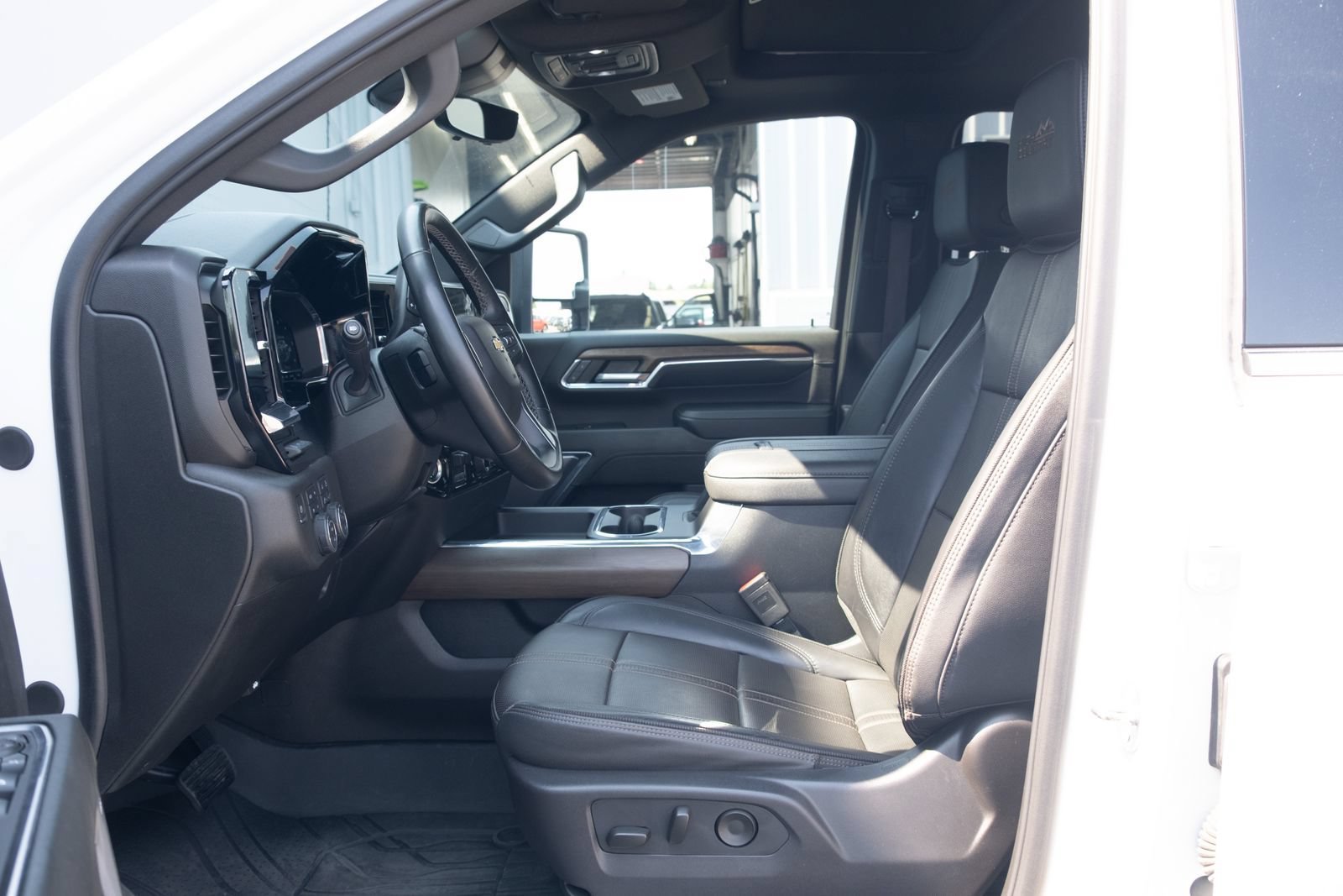 Used 2024 Chevrolet Silverado 3500 High Country w/ Technology Package AWD/4WD image 12