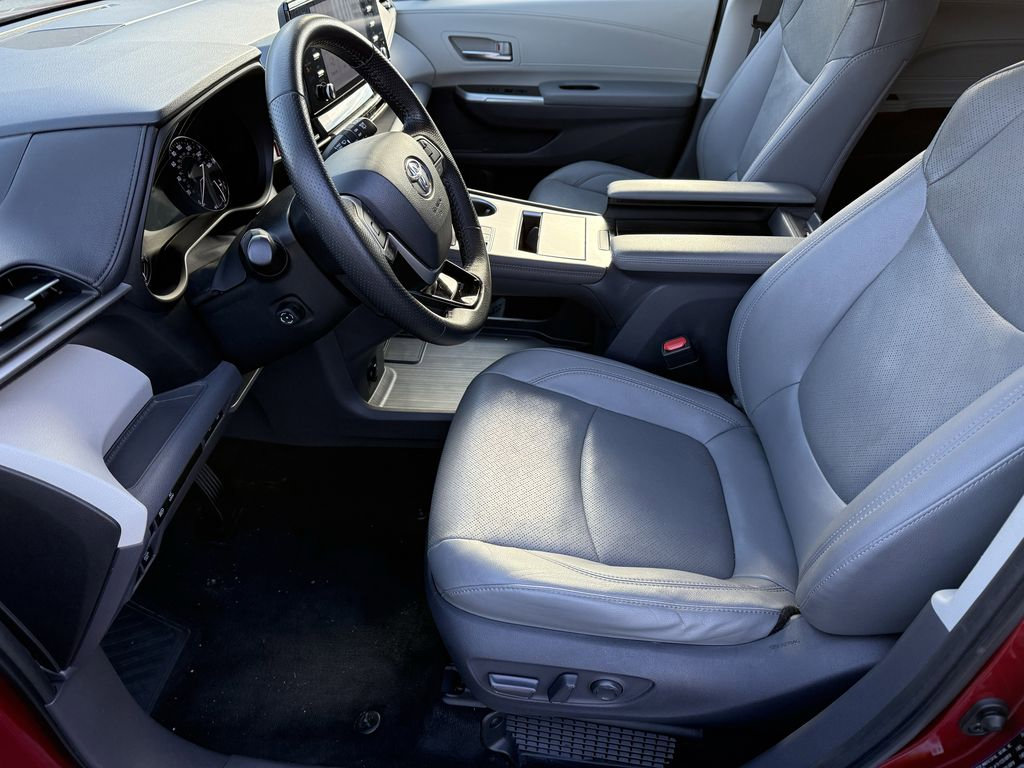 Used 2021 Toyota Sienna Limited FWD image 8