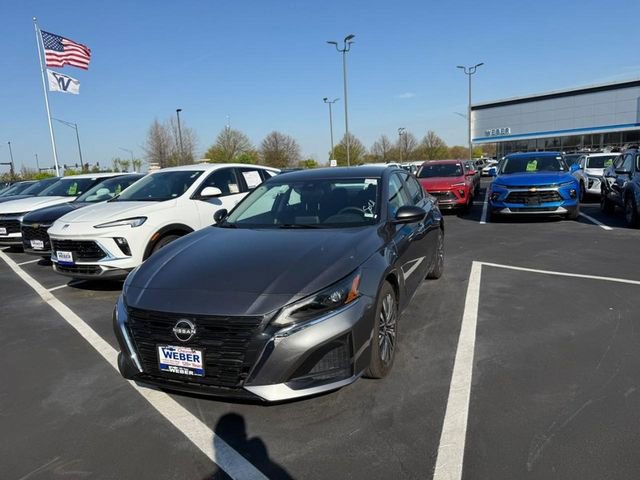 Used 2025 Nissan Altima 2.5 SV image 3