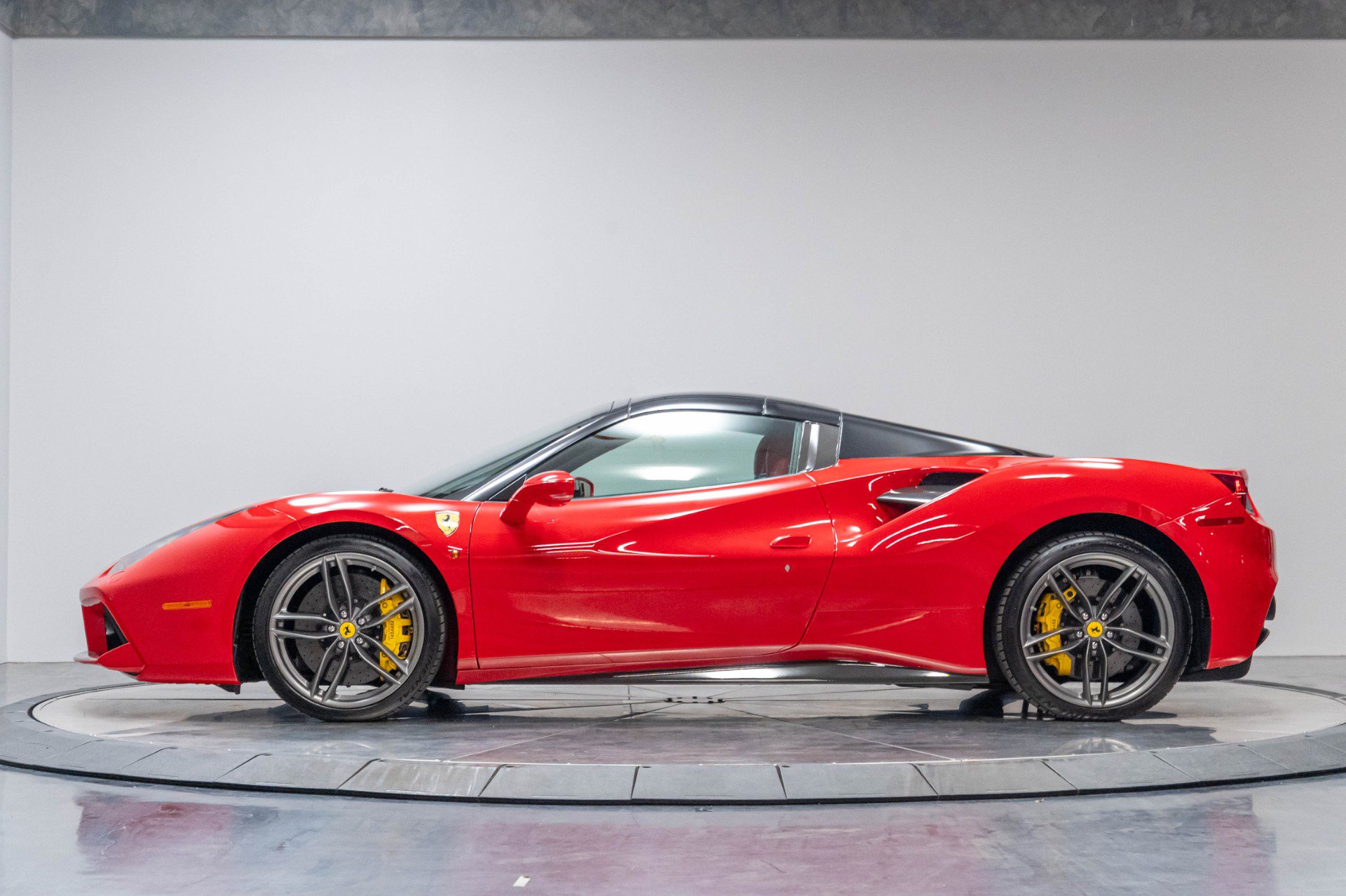 Used 2018 Ferrari 488 Spider RWD image 43