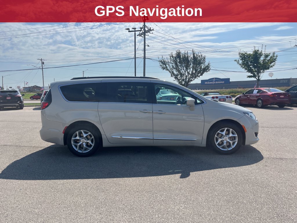 Used 2017 Chrysler Pacifica Touring-L w/ Tire & Wheel Group FWD image 7