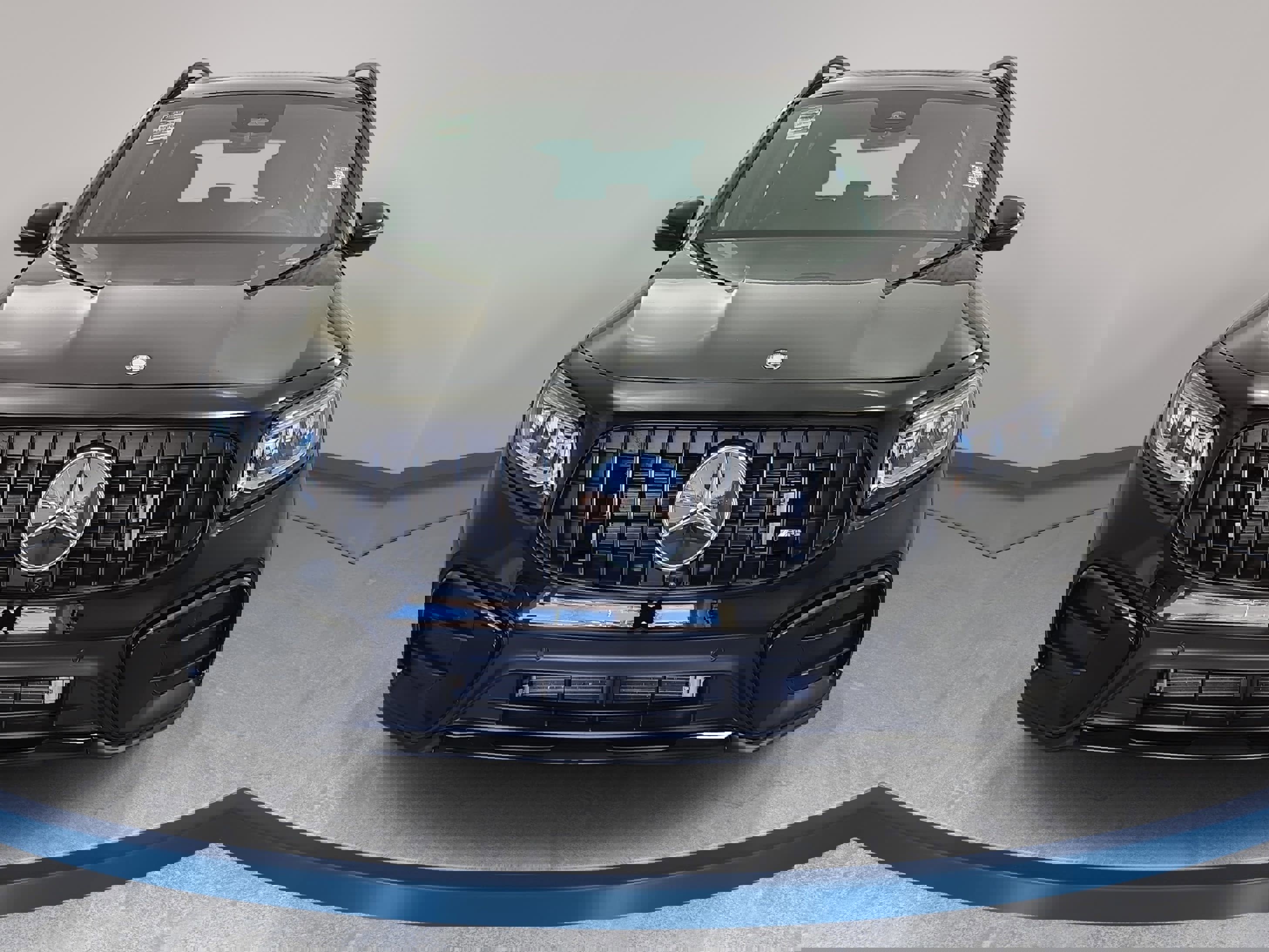 Used 2025 Mercedes-Benz GLB 35 AMG 4MATIC image 2