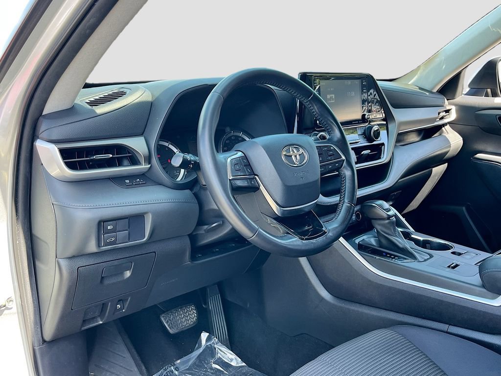 Used 2021 Toyota Highlander LE image 9