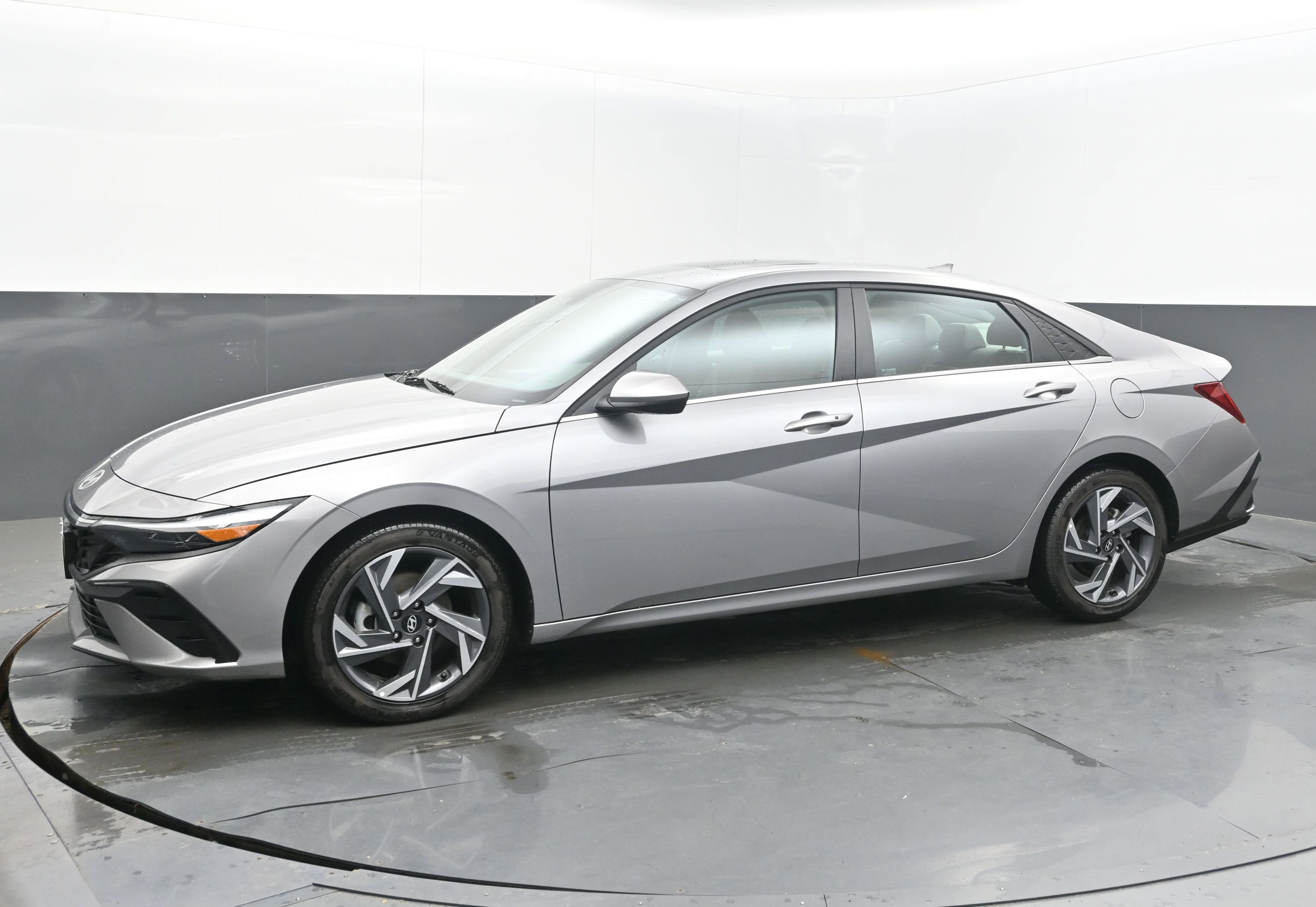 Used 2025 Hyundai Elantra SEL image 5