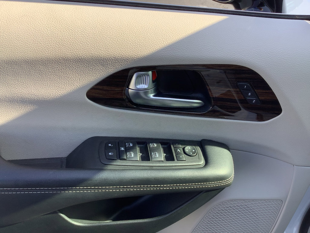 Used 2023 Chrysler Pacifica Limited FWD image 13
