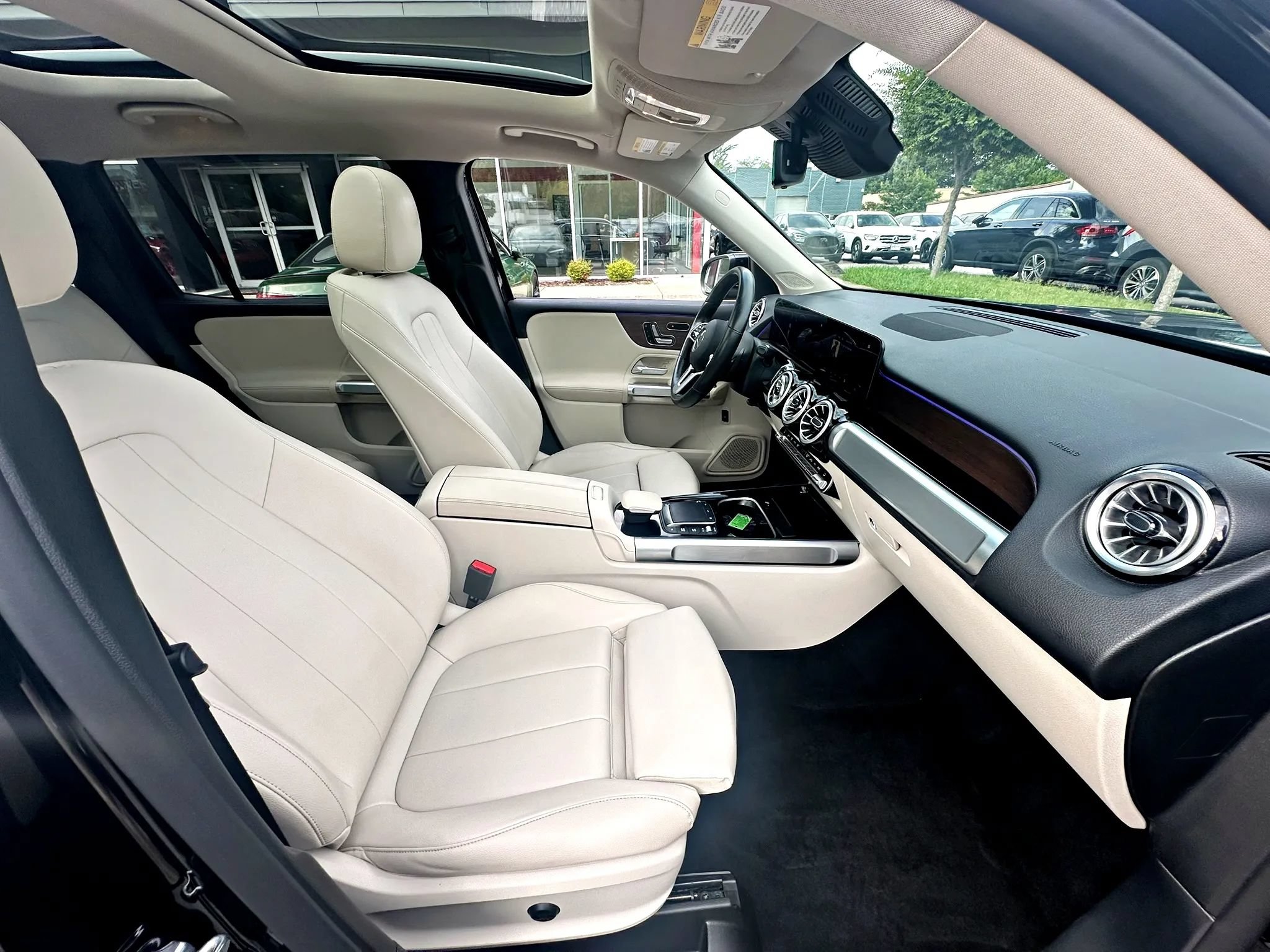 Used 2023 Mercedes-Benz GLB 250 4MATIC w/ Premium Package image 29