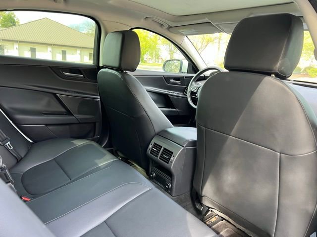 Used 2018 Jaguar XE image 18