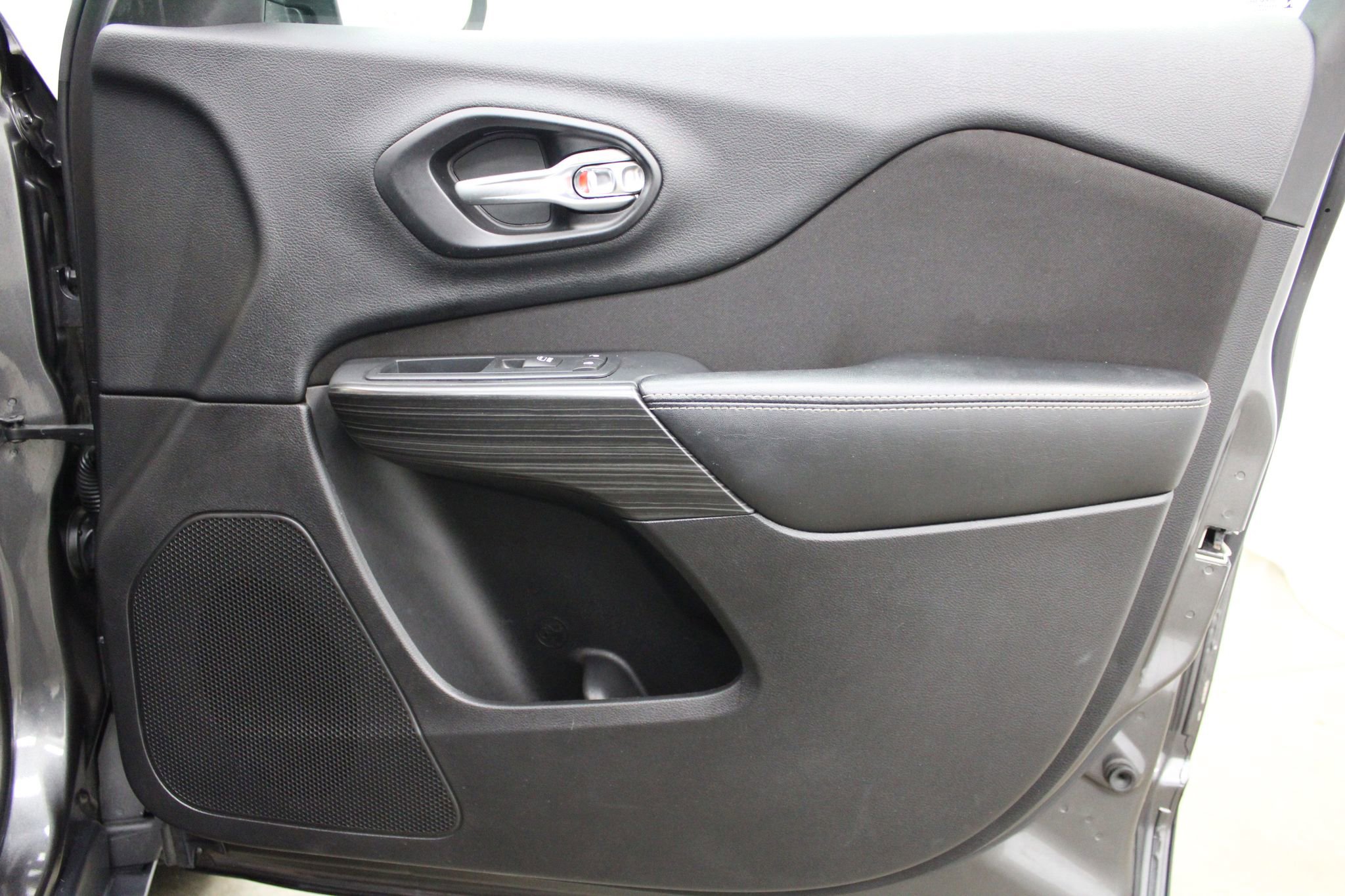 Used 2015 Jeep Cherokee Latitude image 22