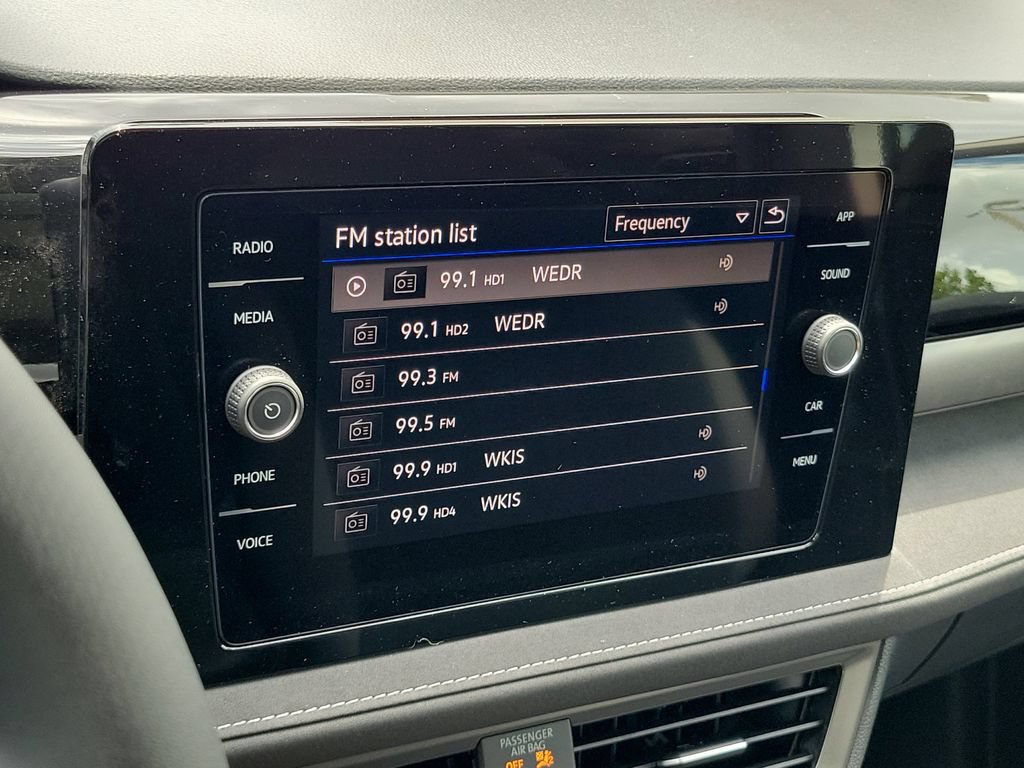 New 2026 Volkswagen Taos SE FWD image 9