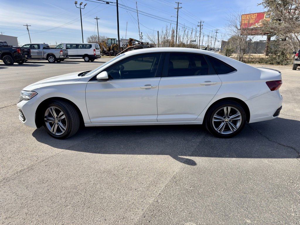 Used 2023 Volkswagen Jetta SE image 2