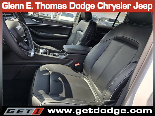 New 2025 Jeep Grand Cherokee Altitude image 9