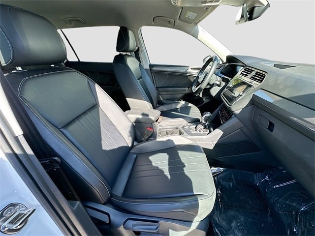 Used 2024 Volkswagen Tiguan SE AWD/4WD image 25