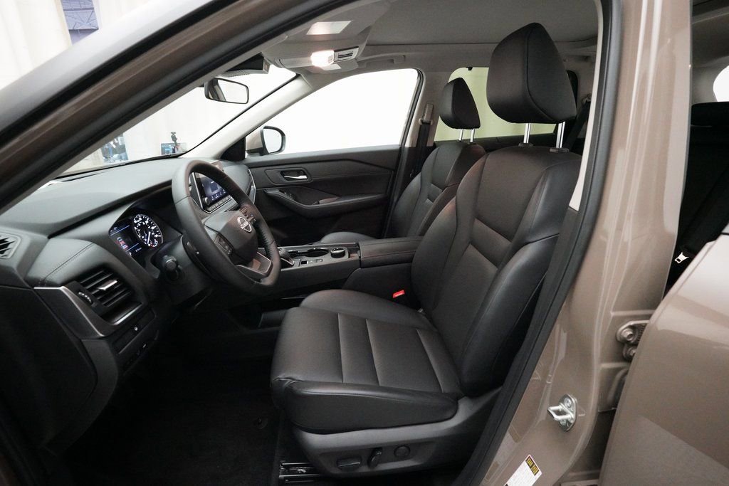 Used 2025 Nissan Rogue SV w/ SV Premium Package image 7