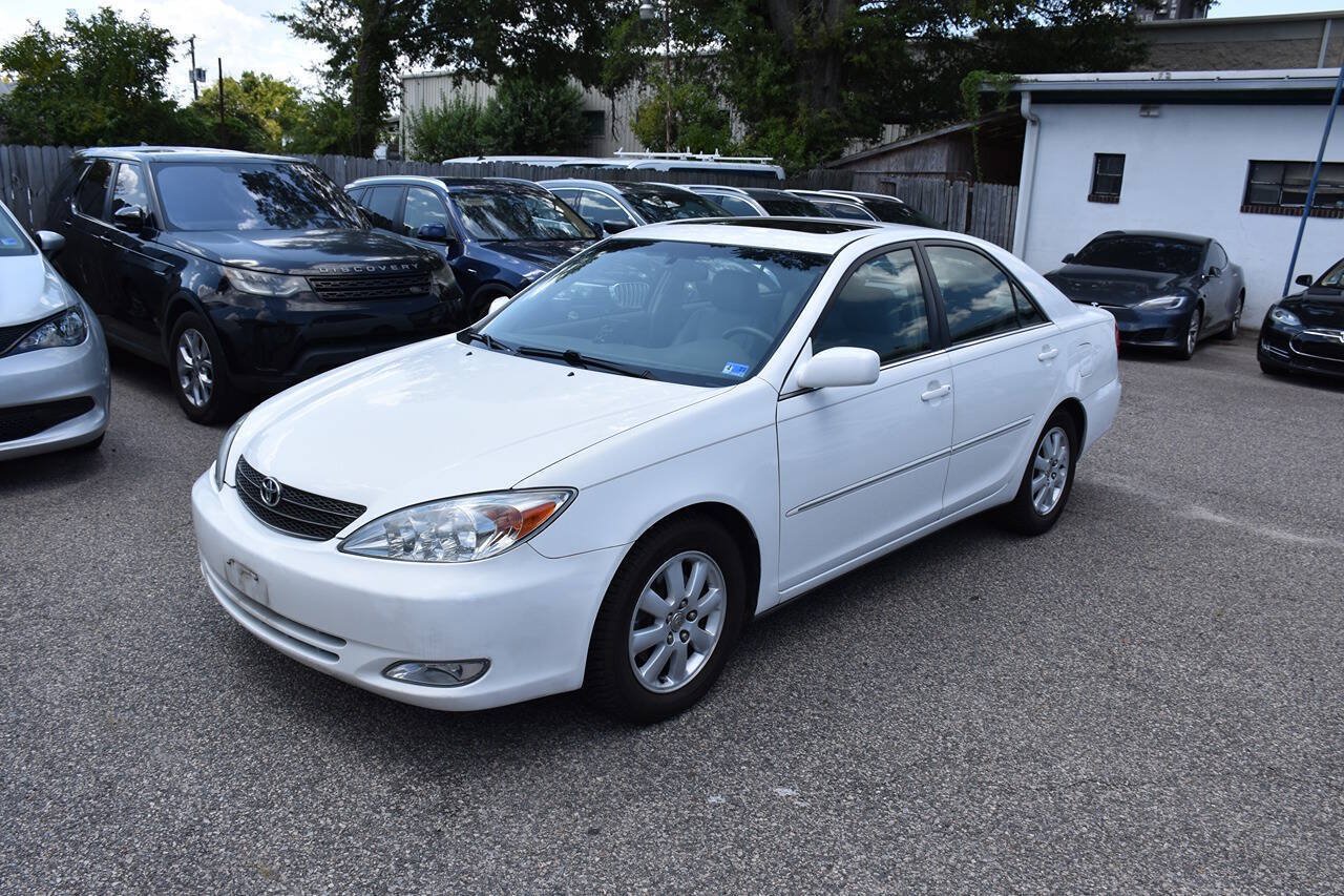 Used 2004 Toyota Camry XLE w/ VSC & Side Airbag Pkg FWD image 3