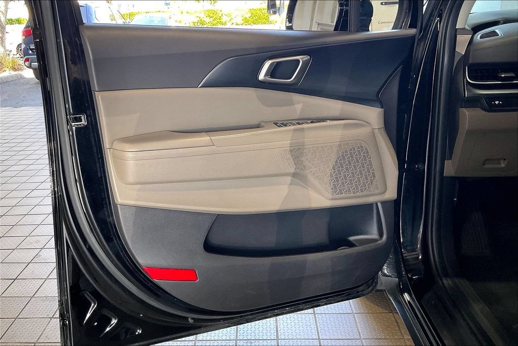 Used 2026 Kia Carnival FWD image 2