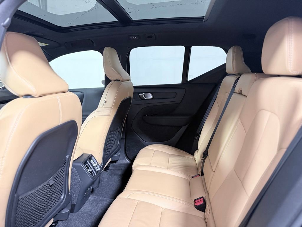 Used 2022 Volvo XC40 T5 Inscription w/ Climate Package image 21