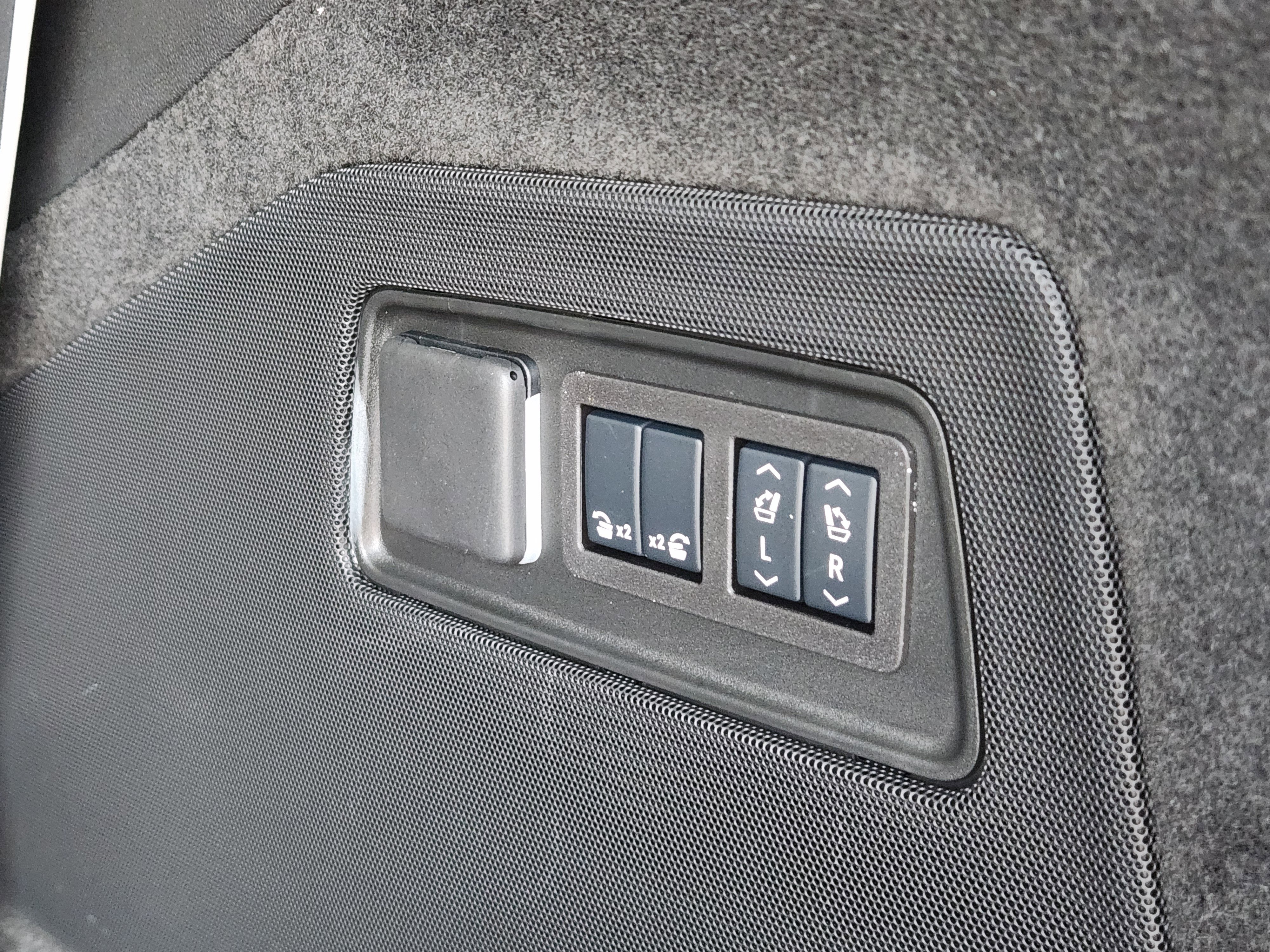 Used 2025 Cadillac Escalade V w/ LPO, ONYX Package image 35