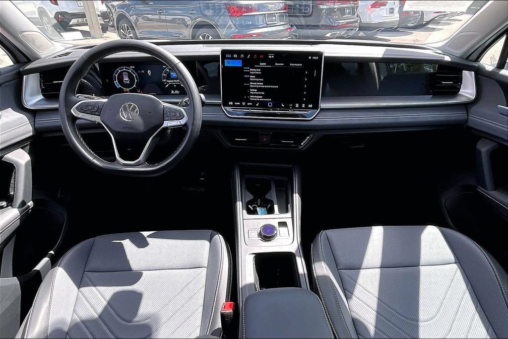 Certified 2026 Volkswagen Tiguan SE w/ Panoramic Sunroof Package FWD image 3